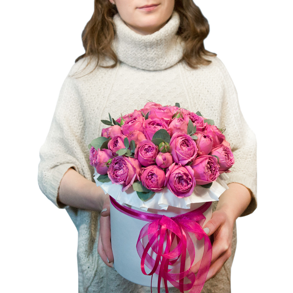 Букет из 17 роз Misty Bubbles с эвкалиптом в шляпной коробке в Бородино Красноярского края