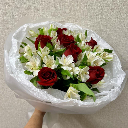 Букет «Любимой» из красных роз и белых альстромерий Бородино Красноярский край