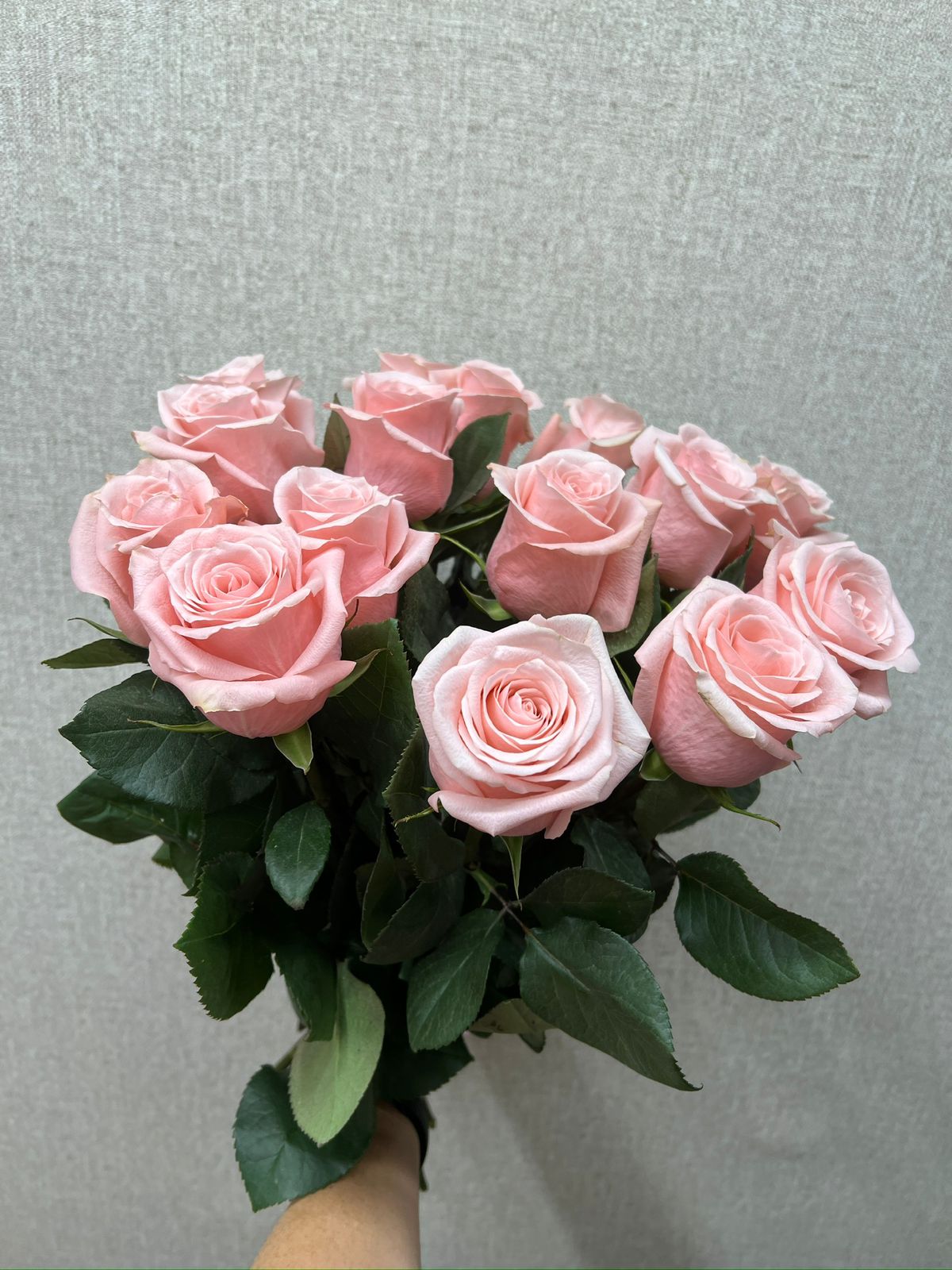 Букет из 15 розовых роз в Бородино Красноярского края Букет из 15 розовых роз Бородино Красноярский край