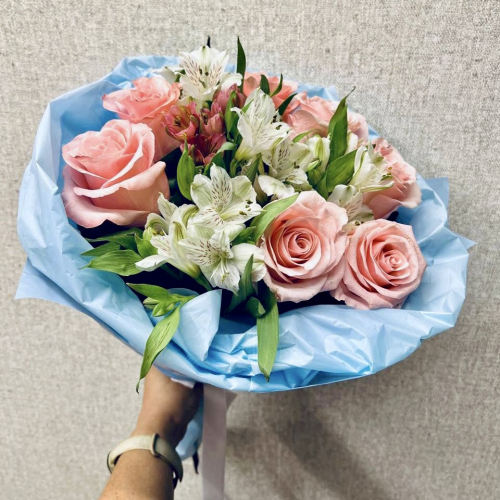 Букет «Фреш» – нежность розовых роз и белых альстромерий Бородино Красноярский край