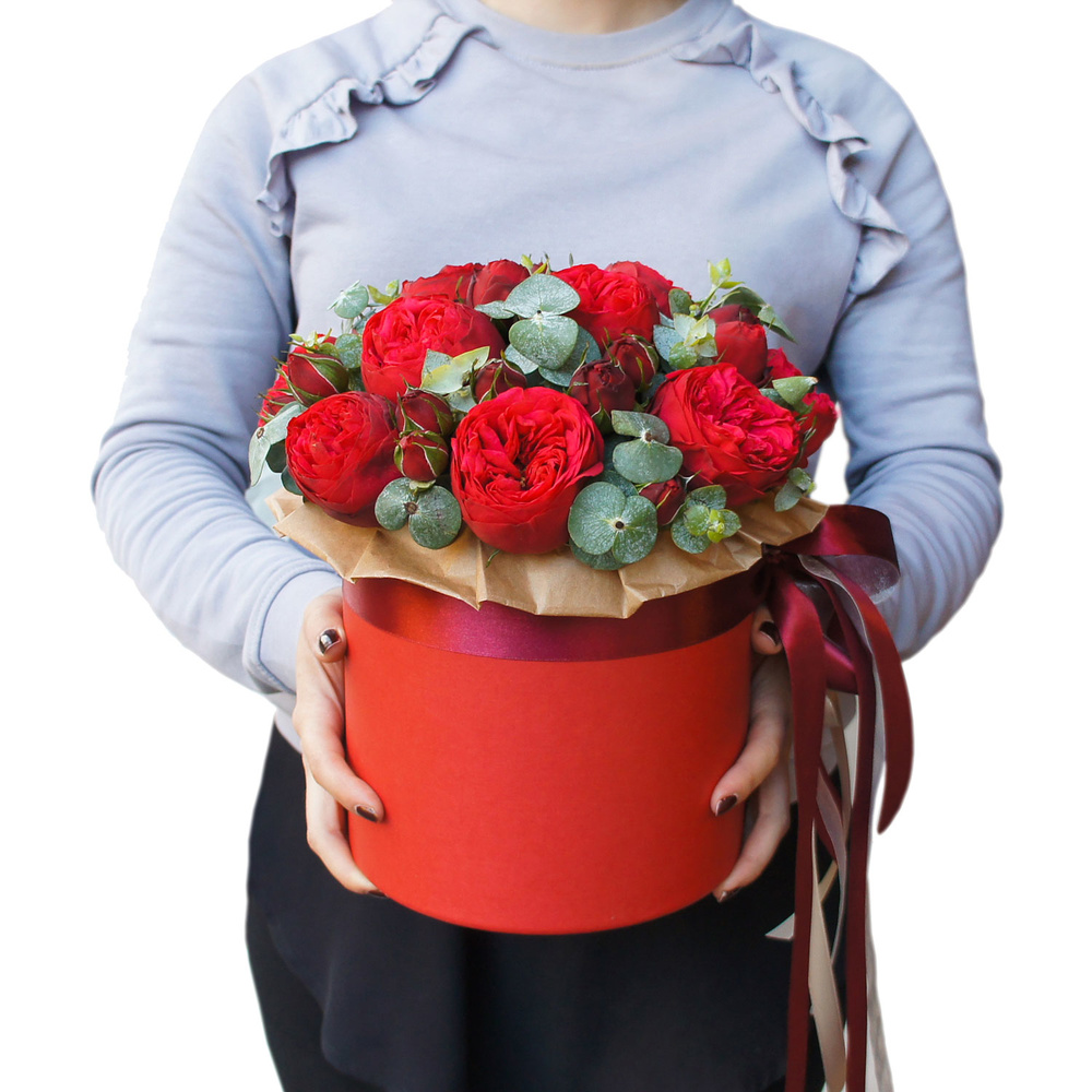 Букет из 11 пионовидных роз «Рэд Пиано» в шляпной коробке в Бородино Красноярского края