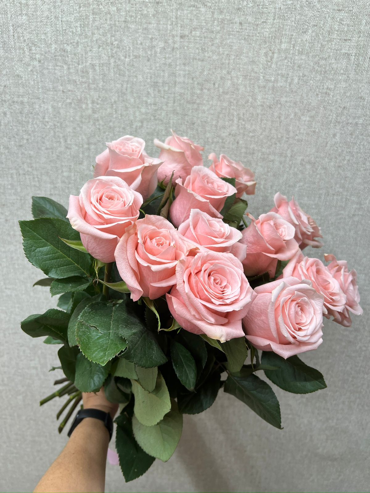 Букет из 15 розовых роз в Бородино Красноярского края Букет из 15 розовых роз Бородино Красноярский край