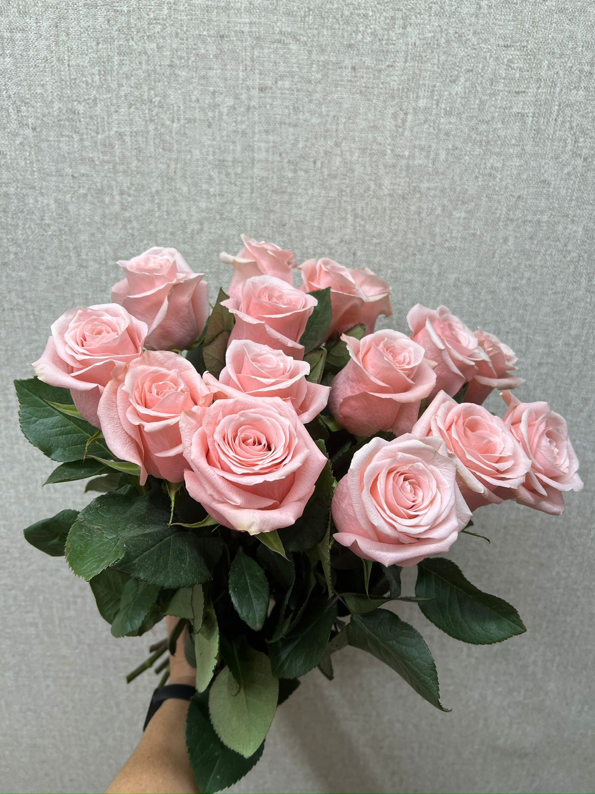 Букет из 15 розовых роз в Бородино Красноярского края Букет из 15 розовых роз Бородино Красноярский край